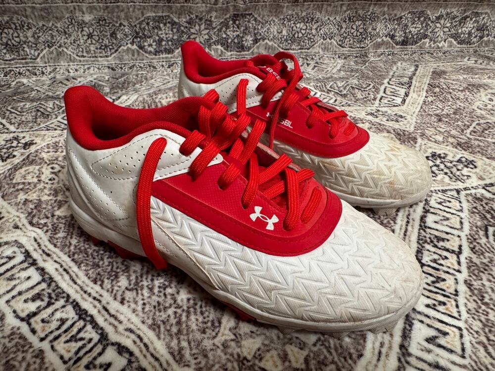 Under Armour Baseball Cleats in Red and White Youth Size 3.5